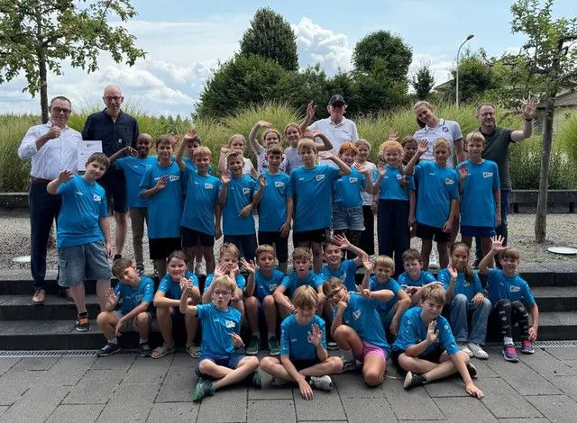Erik Füssgen und Markus Tisch von Rotary (hinten von links), Jürgen Siegloch, Isabella Scheerder, Nikolas Köther sowie die Trainingskinder im Vordergrund | Foto: Gemeinde Appenweier