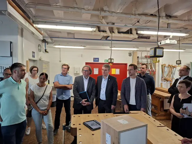 Fachlehrer Ralf Huber (v. l.), Bettina Ebert, Leiterin der Stabsstelle beim Landratsamt, SPD-Kreisrätin Michaela Busch, Grüne-Kreisrat Alfred Baum, Regierungspräsident Carsten Gabbert, Landrat Thorsten Erny, Offenburgs OB Marco Steffens, Friesenheims Bürgermeister und Freie Wähler-Kreisrat Erik Weide, Hofstettens Bürgermeister und FDP-Kreisrat Martin Aßmuth sowie die stellvertretende Schulleiterin Michaela Rieger-Motzer. | Foto: Michael Hass