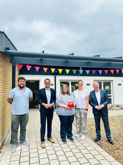 Alexander Meßmer (v. r.), Stellvertretender Vorstandsvorsitzender der Sparkasse Offenburg/Ortenau bei der offiziellen Übergabe mit Erzieherin Tanja Nock und der Leiterin des Kindergartens Sankt Anna Agnes Hodapp gemeinsam mit Bürgermeister Stefan Hattenbach und Manuel Zink (Bauamt) | Foto: Gemeinde Kappelrodeck/Jasmin Liebich