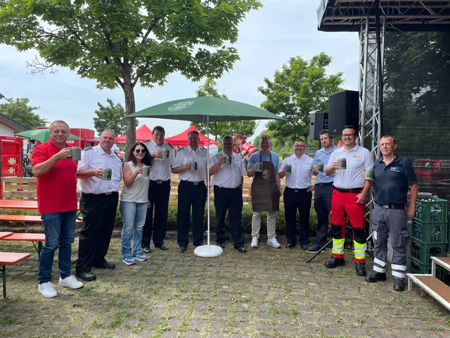 Der Fassanstich: Klaus Sauer, Ortsvorsteher Nesselried (v. l.), Christian Brudy, Abteilungskommandant Appenweier, Pamela Otteni-Hertwig, Orstvorsteherin Urloffen, Kommandant Jürgen Stäbler, Klaus Huber, Abteilungskommandant Urloffen, Mathias Männle, Abteilungskommandant Nesselried, Bürgermeister Viktor Lorenz, Michael Dittrich, Vorsitzender Kreisfeuerwehrverband sowie Vertreter des Deutschen Roten Kreuz, Arbeiter-Samariter-Bund und Technischen HIlfswerks | Foto: Moritz Moser