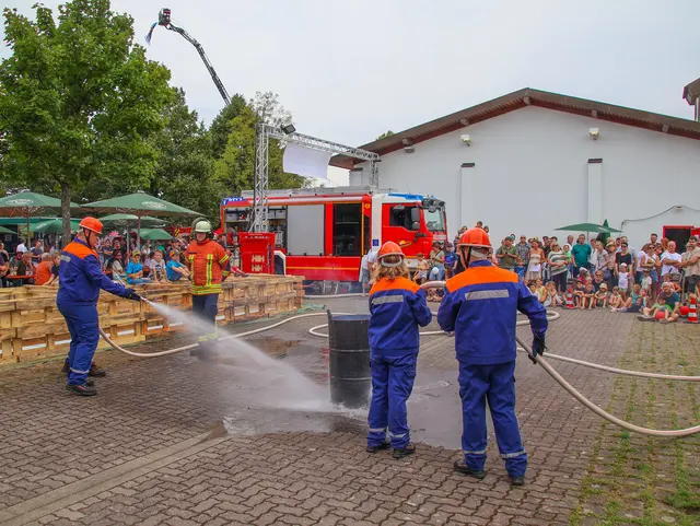 Jugendfeuerwehr bei der Vorführung "Löschangriff" | Foto: Moritz Moser