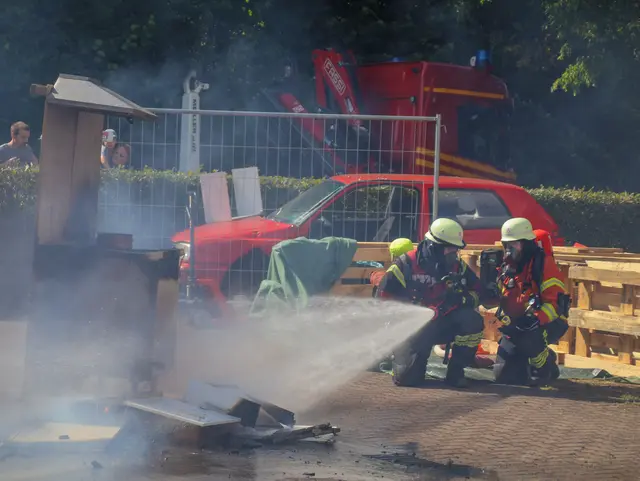 Angriffstrupp der Abt. Nesselried bei der Vorführung "Löschen einers Küchenbrandes" | Foto: Moritz Moser