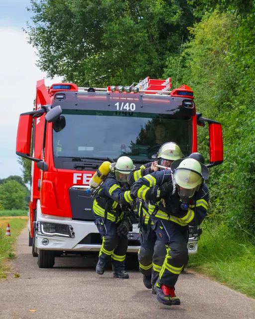 Atemschutztrupp beim Atemschutzwettkampf bei der Disziplin "Löschfahrzeug ziehen" | Foto: Moritz Moser