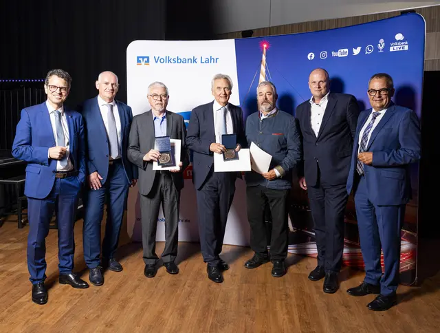 Jürgen Mack, Egbert Niekamp und Hans-Christoph Freiherr Roeder von Diersburg wurden für ihr langjähriges Engagement gewürdigt. Von links: Peter Rottenecker, Vorstandsvorsitzender der Volksbank Lahr, Reiner Richter, Vorstand Volksbank Lahr, Hans-Christoph Freiherr Roeder von Diersburg, Jürgen Mack, Egbert Niekamp, Dr. Ulrich Theileis, Präsident und Vorstandsvorsitzender des Baden-Württembergischen Genossenschaftsverbandes in Stuttgart (BWGV), Bernd Neugart, Aufsichtsratsvorsitzender der Volksbank Lahr | Foto: Jigal Fichtner