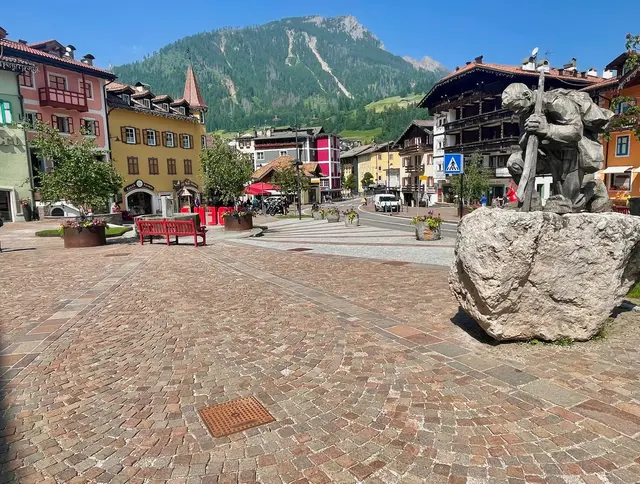 Eingangstor zum Fassa-Tal: Eingebettet liegt Moena in einem Becken inmitten der zauberhaften Dolomiten mit ihren bekannten Gebirgsstöcken, darunter der Rosengarten, Langkofel, Monzoni und der Latemar. | Foto: Daniel Basler