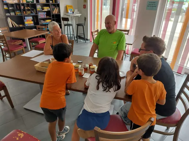 Sabine Wünsche-Ross und Bernd Hogenmüller mit Gästen des „Honig-Workshop“ im "KaM-in" Kappelrodeck | Foto: Gemeinde Kappelrodeck