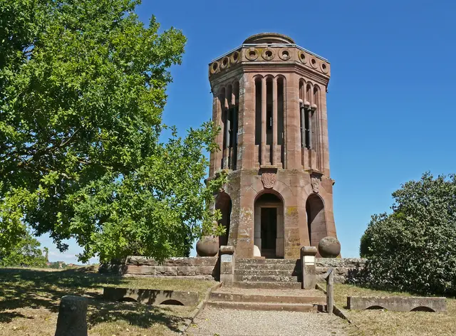 Zwischen dem kleinen Weiler Elsasshausen und Wœrth befindet sich der „Hessenturm“ mit Geschützrohren und Aussichtsterrasse. Das Kriegerdenkmal erinnert an die Beteiligung des 1. Kurhessischen Feldartillerie-Regiments Nr. 11 im Deutsch-Französischen Krieg zum Hessenturm gelangt man vom Woerther Schloss aus über die Rue d’Elsasshausen.
Vom Turm aus gelangt man über Elsasshausen zum schönen Fachwerksort Froeschwiller, dessen Betrachtung sich lohnt. | Foto: Alfred Schramm
