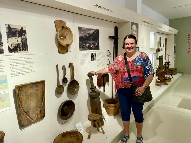 Museum in Vigo: Von steinzeitlichen Funden bis zu den Masken des traditionellen Karnevals erzählt jede Etage vom Überlebenswillen und der Kreativität einer Berggemeinschaft, die sich nie von außen definieren ließ. Patrizia Casari ist eine der Mitarbeiterinnen dort, die Besucher auf sehenswerte Führungen mitnehmen.  | Foto: Daniel Basler