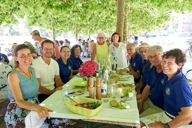 Auch OB Steffens nahm an der längsten Picknicktafel in Offenburg Platz. | Foto: Kiwanis-Club Offenburg