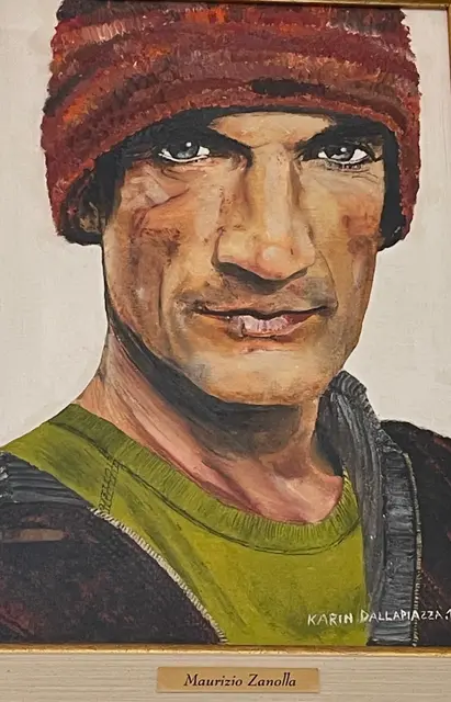 Maurizio Zanolla (meist nur Manolo oder Il Mago, dt.: der Zauberer, genannt) ist einer der Kletterhelden aus den Dolomiten. Ihm gelangen spektakuläre Erstbegehungen und er ist mit anderen Helden und Pionieren des Alpinismus im Rifugio Vajolet auf Leinwand verewigt.  | Foto: Daniel Basler