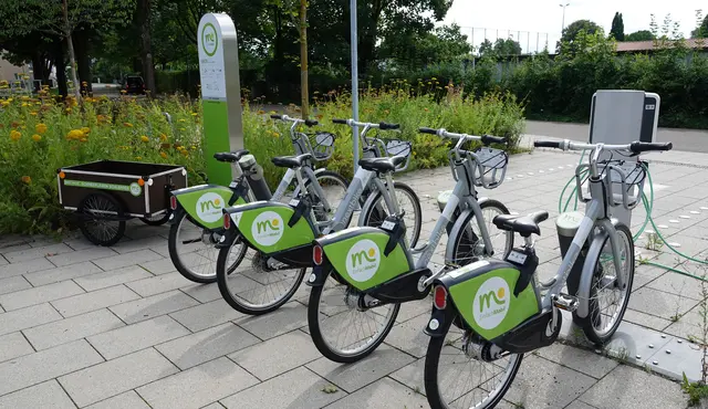 Auch in Schneeflären steht neben mehreren Fahrrädern und einem Carsharing-Auto ein Lastenanhänger zur Miete bereit. | Foto: Stadt Kehl