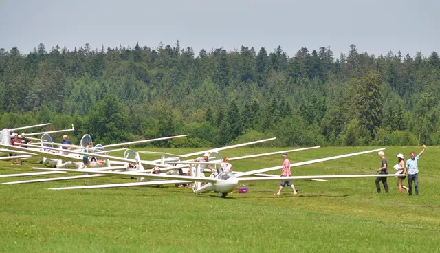 Vorderster Segler startbereit am Schleppflugzeug