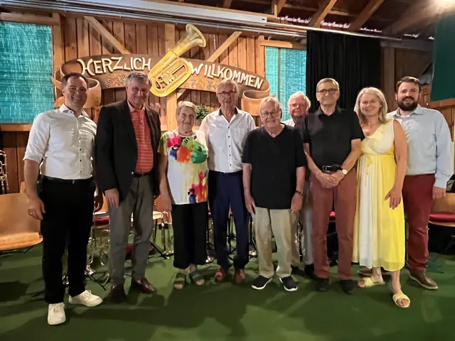 Von links: Kreisvorsitzender Johannes Baier, Landesvorsitzender Hans-Ulrich Rülke, Ursel Peckolt, Richard G. Brüning, Manfred Neumeister, Wolfgang Clauss, Alfred Klausmann, Sanja Tömmes und der frühere Bundestagsabgeordnete Martin Gassner-Herz | Foto: ag