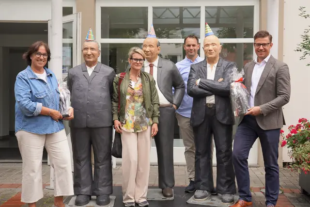 Bis zum 11. November verwandeln mehr als 40 lebensgroße „Alltagsmenschen"-Skulpturen die Oberkircher Innenstadt in eine begehbare Kunstgalerie. Gemeinsam feierten Citymanagerin Iris Sehlinger, Künstlerin Laura Lechner, Mitinitiator Jan Illerhues und Oberbürgermeister Gregor Bühler (v. l.) am 16. Juli den Start der besonderen Ausstellung.  | Foto: Denise Burkart/Stadt Oberkirch