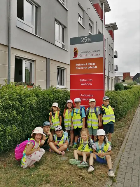 Zehn Kinder des Kindergartens Talblick aus Ödsbach besuchten erstmals das Seniorenzentrum St. Barbara in Oberkirch und machten damit den ersten Schritt für eine geplante Kooperation, bei der regelmäßige Treffen mit gemeinsamen Aktivitäten im Mittelpunkt stehen sollen. | Foto: Kindergarten Talblick