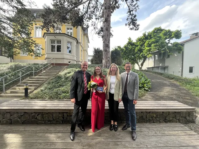 Auszeichnung für den Besten Abschluss: Dr. Peter Kraemer (v.l), Medizinischer Vorstand, beste Absolventin Janina Seiter, Kimberly Bilger, Assistentin des Medizinischen Vorstands, und Ralf Schneider, Schulleiter der beruflichen Schulen Achern.