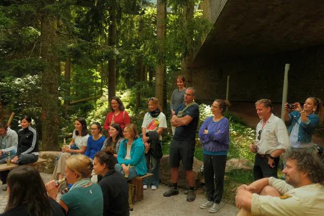 Große Runde bei der Wildnisteacher-Fortbildung im Wald | Foto: Jonas Wolf/Nationalpark Schwarzwald