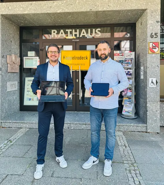 Bürgermeister Stefan Hattenbach (l.) und Bürgerbüro-Teamleiter Dennis Hodapp | Foto: Gemeinde Kappelrodeck/Jasmin Liebich