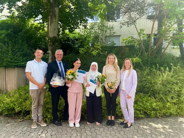 Freuen sich über den erfolgreichen Abschluss: Robert Püschel (v. l.), Bereichsleiter Pflege am Ortenau Klinikum in Kehl, Dr. Peter Kraemer, Medizinscher Vorstand, Absolventinnen Samira Müller und Naouel Boughachiche, Kimberly Bilger, Assistentin des Medizinischen Vorstands, sowie Kathleen Messer, Pflegerische Vorständin | Foto: Ortenau Klinikum