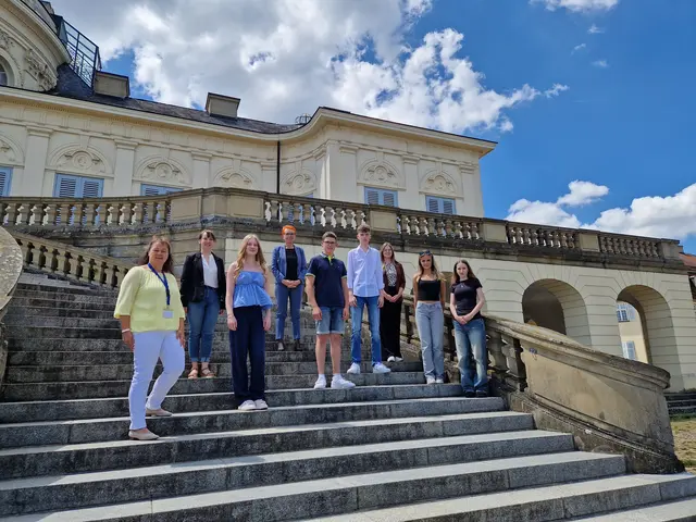 Die Preisträger des Europaschülerquiz 2025 vor dem Schloss Solitude | Foto: Statistisches Landesamt Baden-Württemberg 2025.