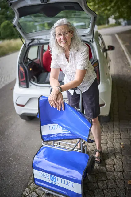 Von der ersten Ausgabe der Sonntagszeitung Der Guller sorgt sie dafür, dass der Lesestoff in den Briefkasten kommt. | Foto: Michael Bode