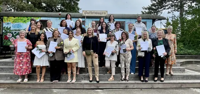 Alle Absolvent:innen mit den Klassenlehrerinnen, der Schulleiterin und der Abteilungsleiterin:
Bettina Friedrich (zweite Reihe ganz links) und Stefanie Schuler (rechts dahinter); Dr. Christina Seebeck (erste Reihe in der Mitte), Sabine Müller (zweite Reihe ganz rechts)
Nicht im Bild: Dennis Roth