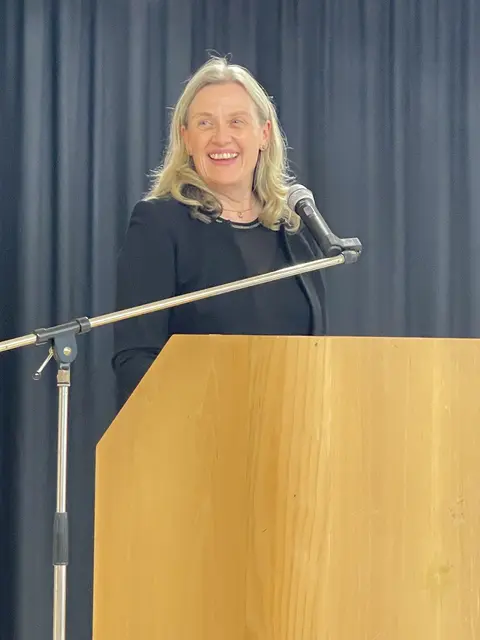 Schulleiterin: Dr. Christina Seebeck