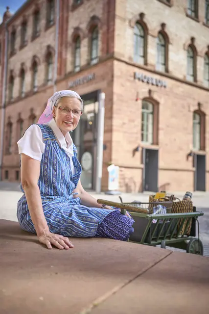 Als echte "Lohrerin" vermittelt Annemarie Friedrich-Kirn ihr umfangreiches Wissen über ihre Heimatstadt als Stadtführerin.  | Foto: Michael Bode