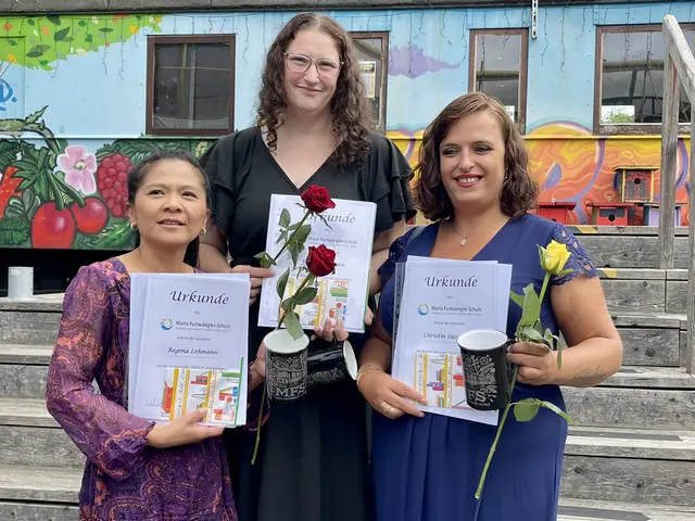 Folgende Schülerinnen der BFSAIT erhielten ein Lob:
Von links: Regina Lehmann, Stefanie Harder, Christin Süssmann