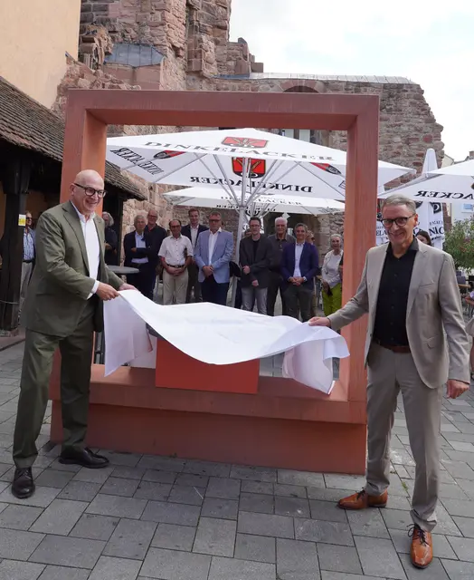 Feierliche Enthüllung des Stadtmodells, das künftig auf dem Platz vor dem Storchenturm stehen wird. | Foto: Stadt Lahr