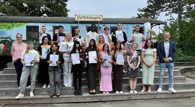 Die Lob- und Preisträger der VABO-Klassen mit ihren Klassenlehrerinnen (von links) Anja Buschmann, Katja Klinkig, Vera Erfurt und dem Abteilungsleiter: Dr. Bernd Rother