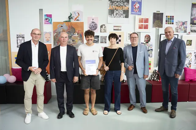 Rektor Prof. Dr. Stephan Trahasch (v. l.), Léas Vater Pascal Roger, Preisträger Jaro Javanshir Ghasemi, Léas Mutter Sabine Roger, Bürgermeister Hans-Peter Kopp und Helmut Schareck, der Vorsitzende des Vereins der Freunde und Förderer der Hochschule Offenburg | Foto: Hochschule Offenburg