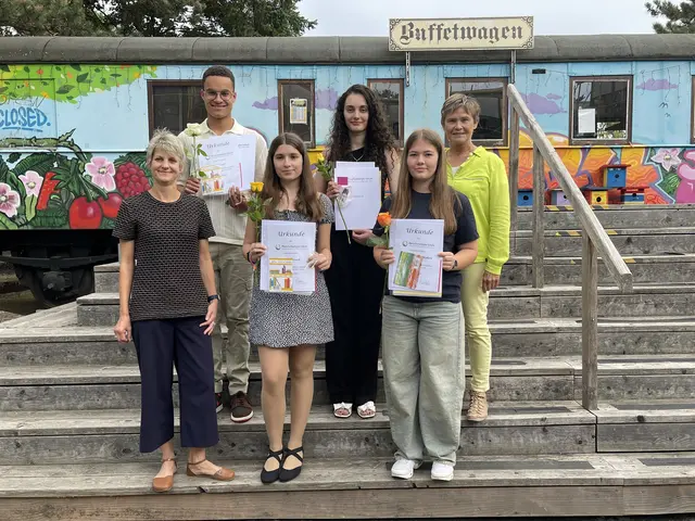 Die Lob- und Preisträger: innen der BKP, BKST und BAL-Klassen
mit der Abteilungsleiterin: Sabine Müller (links unten) und Klassenlehrerin: Gabriele Haiß (rechts hinten)