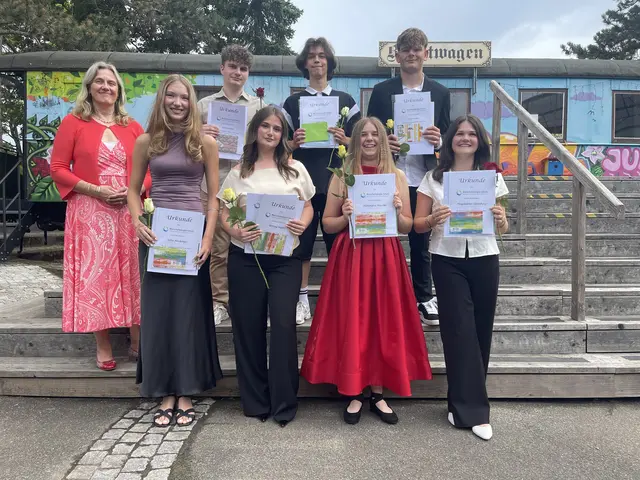Die Lob- und Preisträger der 2BFS-Klassen
mit der Schulleiterin: Dr. Christina Seebeck