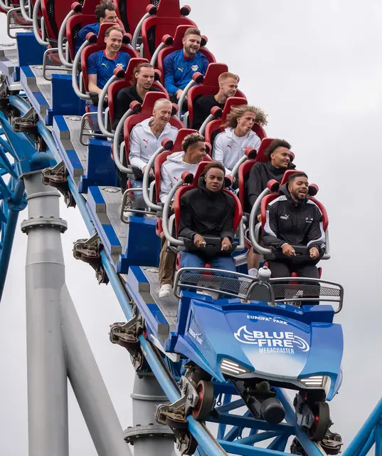 Die Spieler von RB Leipzig  im "blue fire Megacoaster" | Foto: Europa-Park