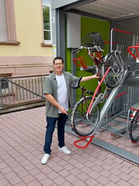 Der Projektverantwortliche, Fabian Feigenbaum, zeigt das Liftsystem der Fahrradsammelanlage. | Foto: Stadt Offenburg