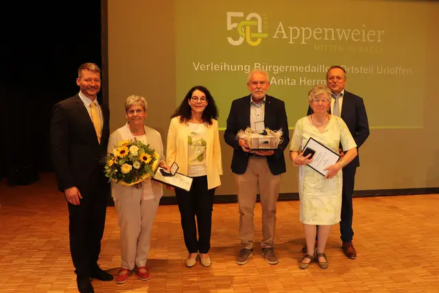 Von links: Viktor Lorenz, Anita Herrmann, Pamela Otteni-Hertwig, Hermann Knopf, Brigitte Mans und Klaus Sauer freuen sich gemeinsam über die Auszeichnung mit der Bürgermedaille. | Foto: Gemeinde Appenweier