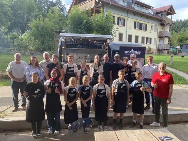 Jugendliche lernen bei der Aktion "Jugend kocht" der Sparkassen-Stiftung den Umgang mit regionalen Lebensmitteln. | Foto: Sparkasse Kinzigtal