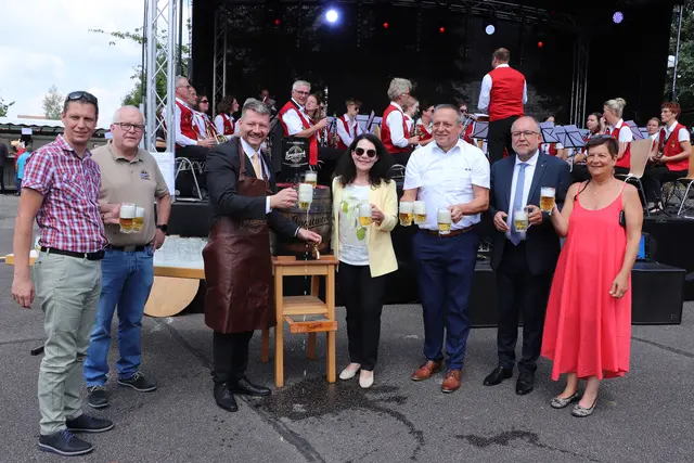 Von links: Fabien Coste, Carl-Hermann Graf, Bürgermeister Viktor Lorenz, Pamela Otteni-Hertwig, Klaus Sauer, Vincent Morette und Sophie Dumagnou beim Fassanstich | Foto: Gemeinde Appenweier