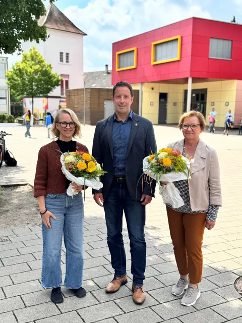 Oberbürgermeister Manuel Tabor gratuliert der neuen Leitung der Gemeinschaftsschule Achern, Sabine Riehle (r.) und Anne Bartz . | Foto: Stadt Achern