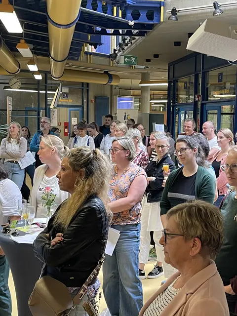 Kolleg: innen lauschen der bewegenden Rede von B. Trusch