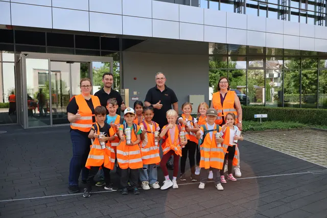 Die Schulanfänger des Kindergartens St. Elisabeth besuchten die PWO AG in Stadelhofen und erhielten dabei spannende Einblicke in die Arbeitswelt. | Foto: Kindergarten „St. Elisabeth“
