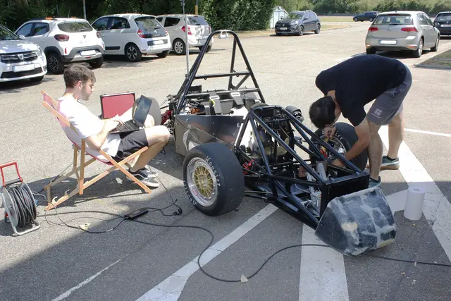 Bis zur letzten Minute wird noch an dem Prototyp eines Rennwagens mit Elektroantrieb gearbeitet. | Foto: Hochschule Offenburg