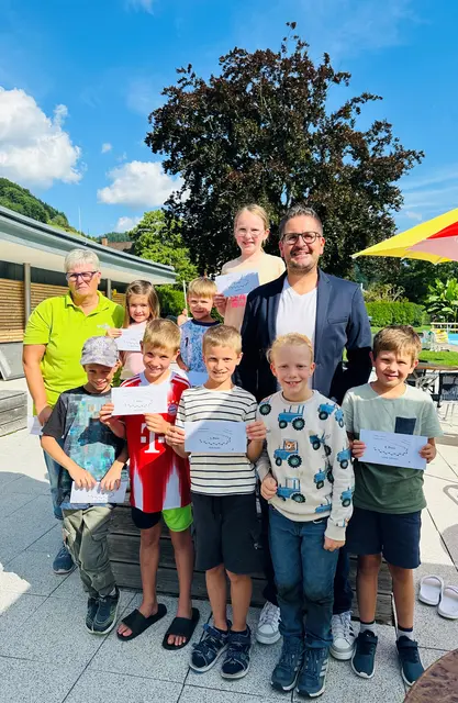 Silke Panter (Turnverein) und Bürgermeister Stefan Hattenbach mit den stolzen Gewinnern der diesjährigen Laufpass-Aktion  | Foto: Jasmin Liebich/Gemeinde Kappelrodeck