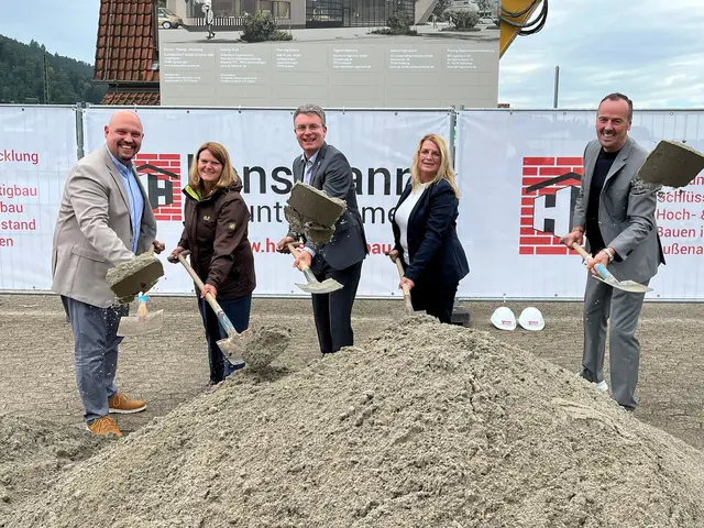 Von links: Armin Hansmann, Alexandra Roth, Dezernentin für Infrastrukturen, Baurecht &amp; Migration, Landrat Thorsten Erny, Ulrike Karl, Dezernentin für zentrale Steuerung, und Architekt Jürgen Gaiser | Foto: Glaser