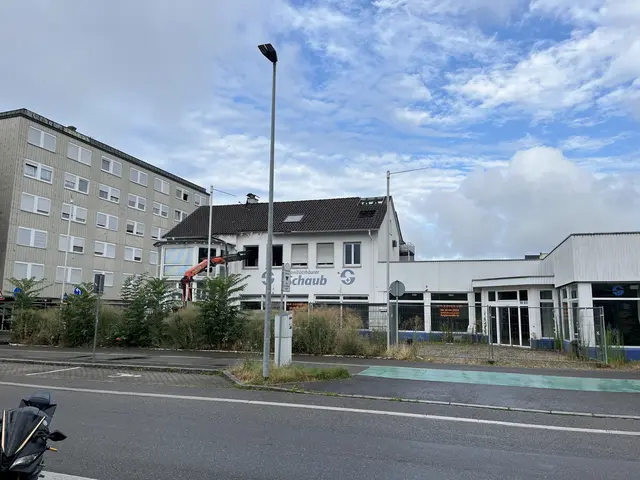 Die Abrissarbeiten in der Hauptstraße für den neuen Zentralen Omnisbusbahnhof haben begonnen. | Foto: gro