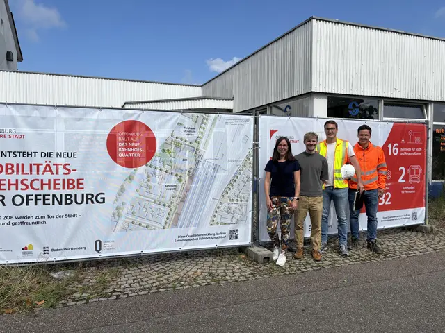 Natalie Szlusnus, Öffentlichkeitsarbeit im Sanierungsgebiet Bahnhof-Schlachthof (v. l.), Quartiersmanager Simon Krummradt, Alexander Scheibelein, Bauüberwachung, HPC AG, und Maximilian Woll, Abbrucharbeiten, Walther-Keune-Bau | Foto: Gabriel/Stadt Offenburg