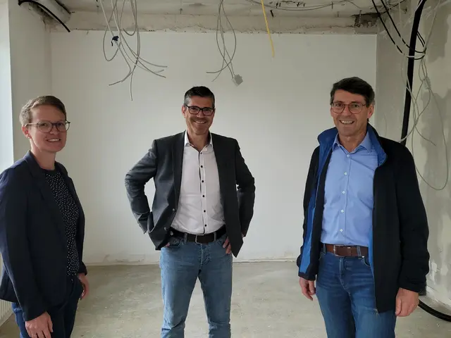 Bürgermeister Bruno Metz (v. r.), Klinikdirektor Christof Mutter und Projektbeauftragte Jessica Moser informieren sich über den Baufortschritt. | Foto: Stadt Ettenheim