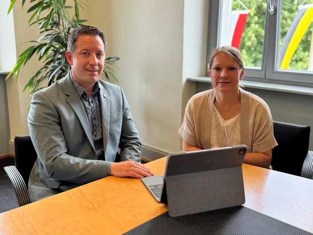 Oberbürgermeister Manuel Tabor begrüßt Lauréanne Hoeltzel-Waldmann. | Foto: Stadt Achern