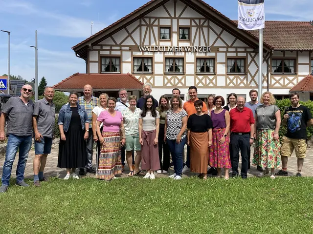 Freude nach dem erfolgreichen Abschluss des Wein-Guide-Kurses (von links): Bodo Schöffel, Peter Szyszka, Katharina Kohl (Prüfungsausschuss), Dieter Bühler, Damaris Och, Sabrina Huber, Bertold Epple, Gloria Meier, Sebastian Paulus (vhs-Kursleitung), Laura Münscher (aktuelle badische Weinprinzessin), Chiara Vollmer, Sabine Hodapp, Andre Baumgärtner, Moritz Krämer, Denise Meder, Kamila Kalisiak, Bernadette Spreuer, Karina Roth, Günter Fröhlich (Prüfungsausschuss), Johannes Werner (Prüfungsausschuss Vorsitz), Gunia Wassmer (Prüfungsausschuss) und Andreas Gottschall. | Foto: VHS Ortenau